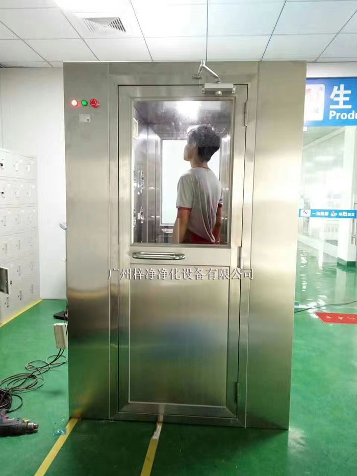 風淋室和貨淋室通常配備有集塵設備，如高效過濾器、吸塵器等。吹淋過程中脫落的灰塵和雜質會被這些設備收集。