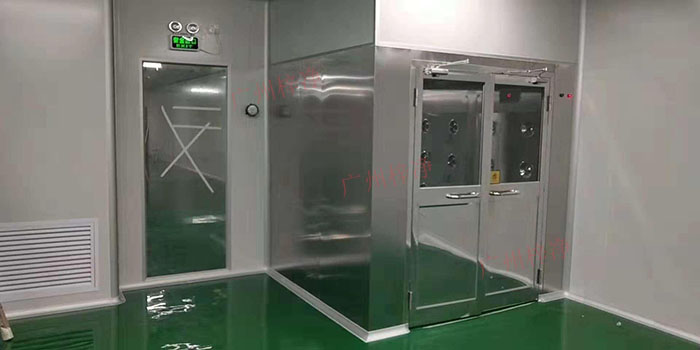 風淋室通過高速氣流對進入潔凈室的人員進行吹淋，有效去除身上的塵埃和微生物，減少污染源進入潔凈室。