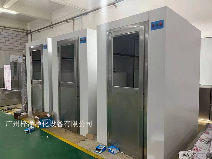 風淋室作為潔凈室的人身凈化裝置，對于維持潔凈室的潔凈度至關(guān)重要。