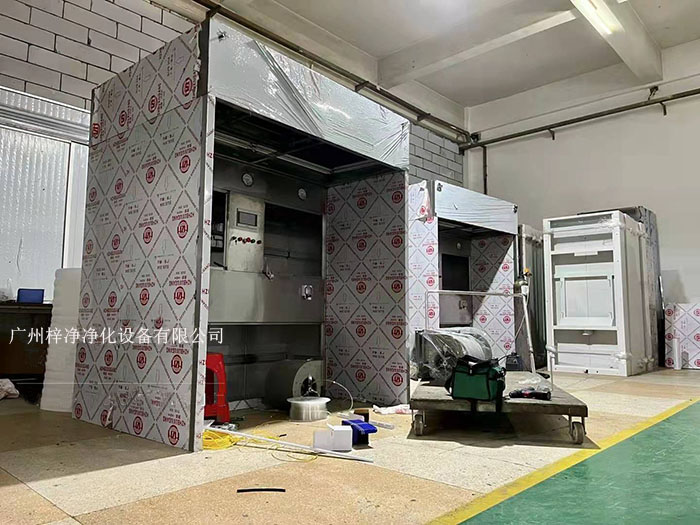 負(fù)壓稱稱量罩通過創(chuàng)造一個(gè)低氣壓的環(huán)境，防止生產(chǎn)過程中的粉塵、揮發(fā)物等有害物質(zhì)逸散到外界環(huán)境中，同時(shí)確保稱量結(jié)果的準(zhǔn)確性。