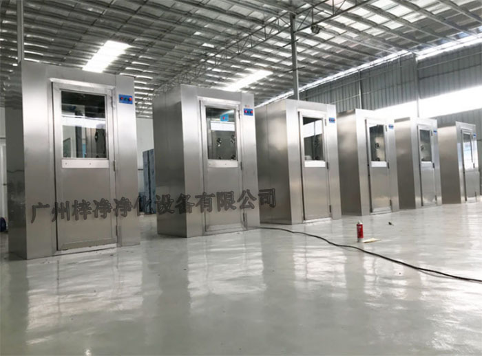 風(fēng)淋室可以有效去除進(jìn)入實(shí)驗(yàn)室人員的衣物、頭發(fā)等表面攜帶的塵埃和微粒，降低實(shí)驗(yàn)室內(nèi)的污染風(fēng)險(xiǎn)。