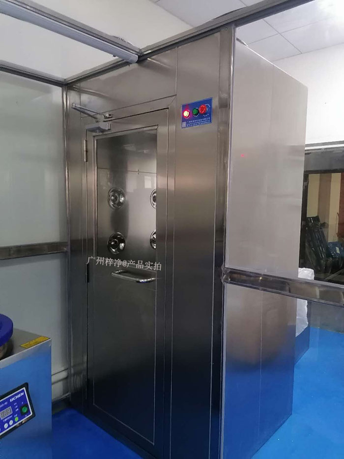 藥行業(yè)實(shí)驗(yàn)室的風(fēng)淋室可以根據(jù)實(shí)驗(yàn)室的具體需求進(jìn)行定制,包括風(fēng)淋室尺寸、風(fēng)淋室風(fēng)速、風(fēng)淋室高效空氣過濾器過濾效率等,以適應(yīng)不同實(shí)驗(yàn)活動的需要。 藥行業(yè)實(shí)驗(yàn)室的風(fēng)淋室可以根據(jù)實(shí)驗(yàn)室的具體需求進(jìn)行定制,包括風(fēng)淋室尺寸、風(fēng)淋室風(fēng)速、風(fēng)淋室高效空氣過濾器過濾效率等,以適應(yīng)不同實(shí)驗(yàn)活動的需要。