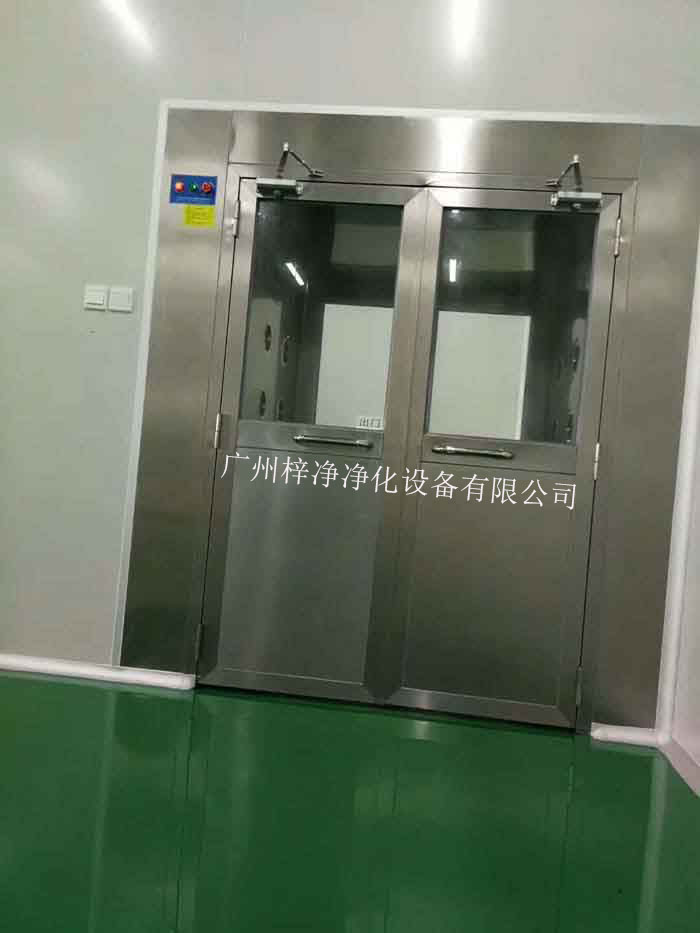 風淋室的主要功能是利用高速氣流對人體或物品進行吹淋，迅速去除其表面的塵埃和微粒，從而達到潔凈的目的。