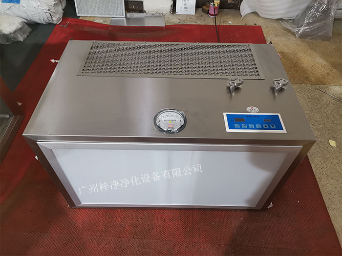 潔凈層流罩是一種用于保護局部區(qū)域免受塵埃和微生物污染的層流設(shè)備。 潔凈層流罩是一種用于保護局部區(qū)域免受塵埃和微生物污染的層流設(shè)備。