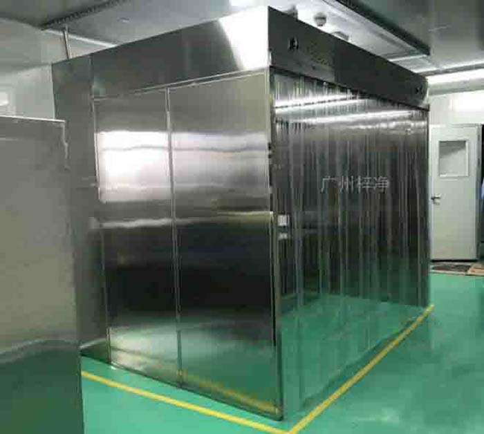 潔凈層流罩通過特殊的氣流組織,形成均勻、穩(wěn)定的氣流層,確保工作區(qū)域內(nèi)的空氣潔凈度。 潔凈層流罩通過特殊的氣流組織,形成均勻、穩(wěn)定的氣流層,確保工作區(qū)域內(nèi)的空氣潔凈度。