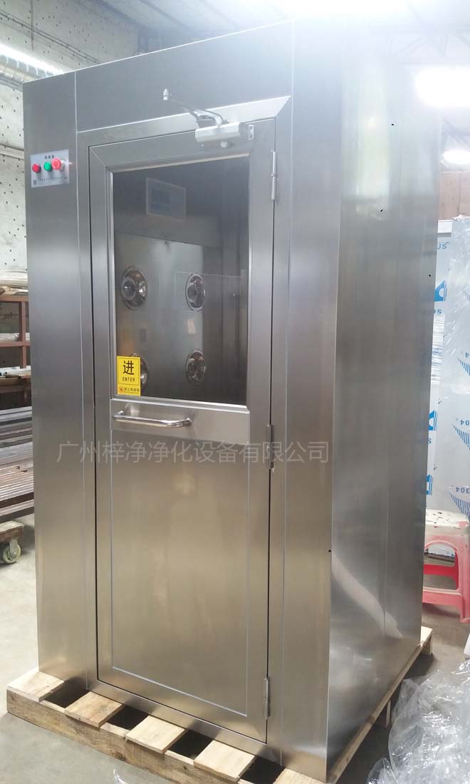 風淋室的安裝位置和角度不準確,會影響風淋效果和設備的使用壽命。 風淋室的安裝位置和角度不準確,會影響風淋效果和設備的使用壽命。