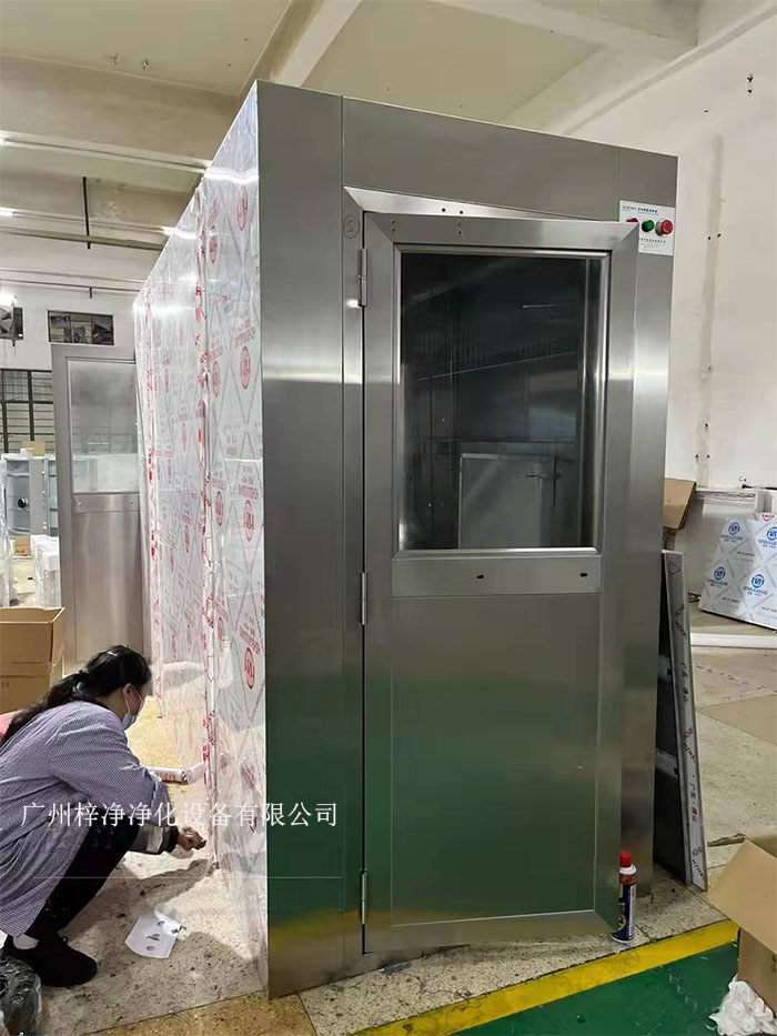 風(fēng)淋室應(yīng)設(shè)置在潔凈車間的主要入口